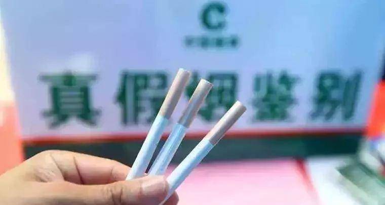 另一个团队嫌弃当时市场上的玉溪香烟包装不好看,自主"开发"一款蓝色