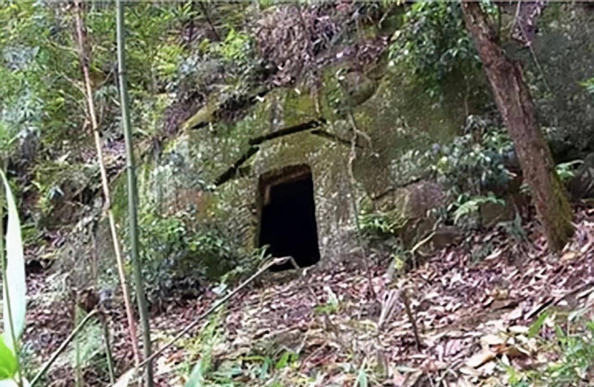 藏身大山21年,凿出"三室一厅",如今67岁仍然单身_余水芳_上田村_野人