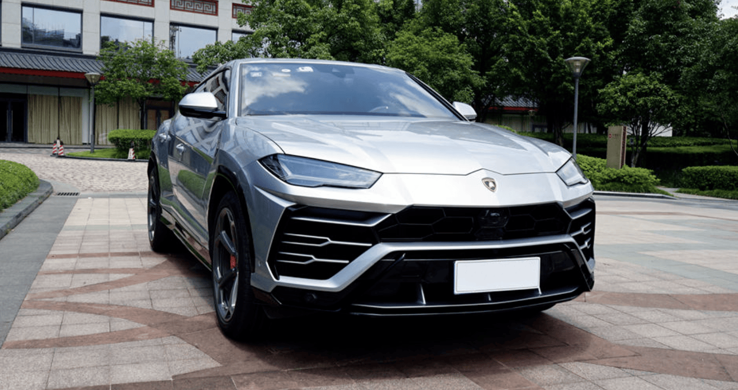 我们轻松找到了李小璐的座驾,确实是兰博基尼,而且提车价将近500万