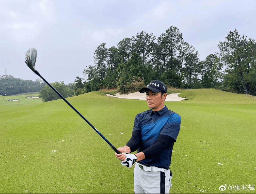 61岁港星张兆辉佛山参加龙舟比赛！胸肌若隐若现，女儿撞脸钟嘉欣-张兆辉祖籍三水