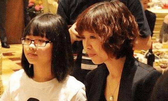 刀郎两任妻子:前妻生女儿40天不堪贫困离开,现任多年不离不弃