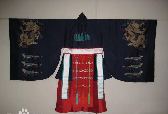 曹丕,刘备,孙权三人称帝时,都穿什么颜色的衣服?