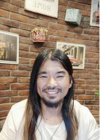 他10年流浪卖唱,捡过垃圾睡过桥洞,"怪异"的唱法惊呆韩红