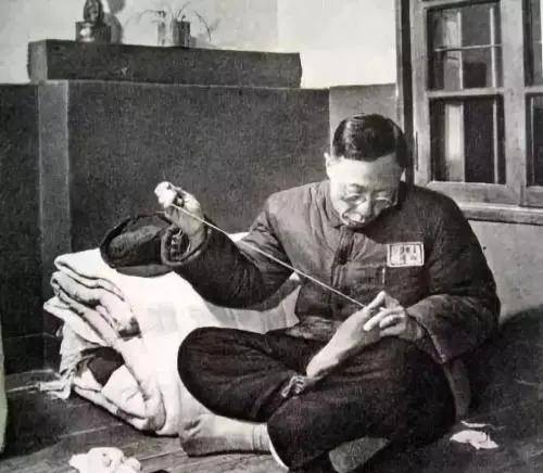 末代皇帝溥仪,是怎样度过在苏联的拘禁生活的?