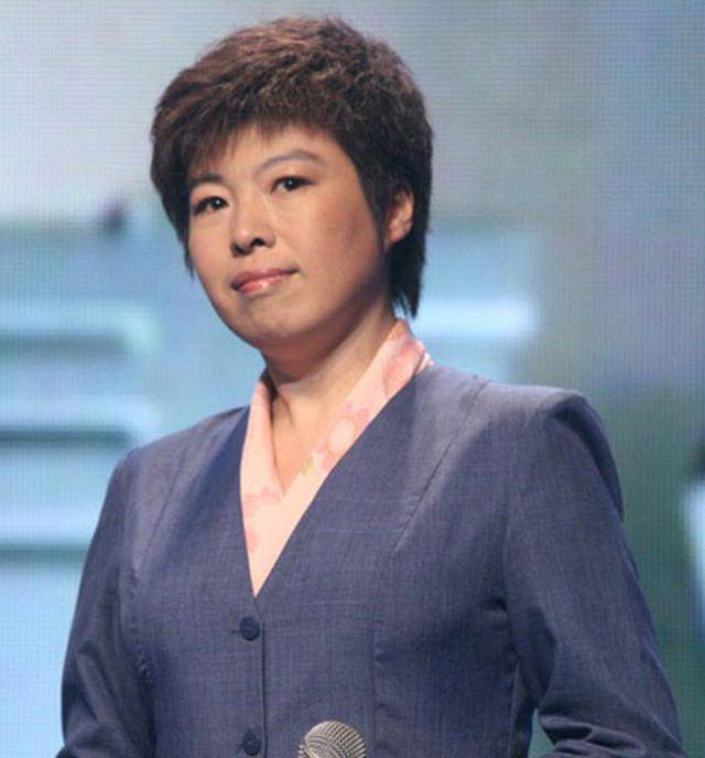 曾是风光国学大师,却被北大学生轰下台,54岁的于丹跌落神坛