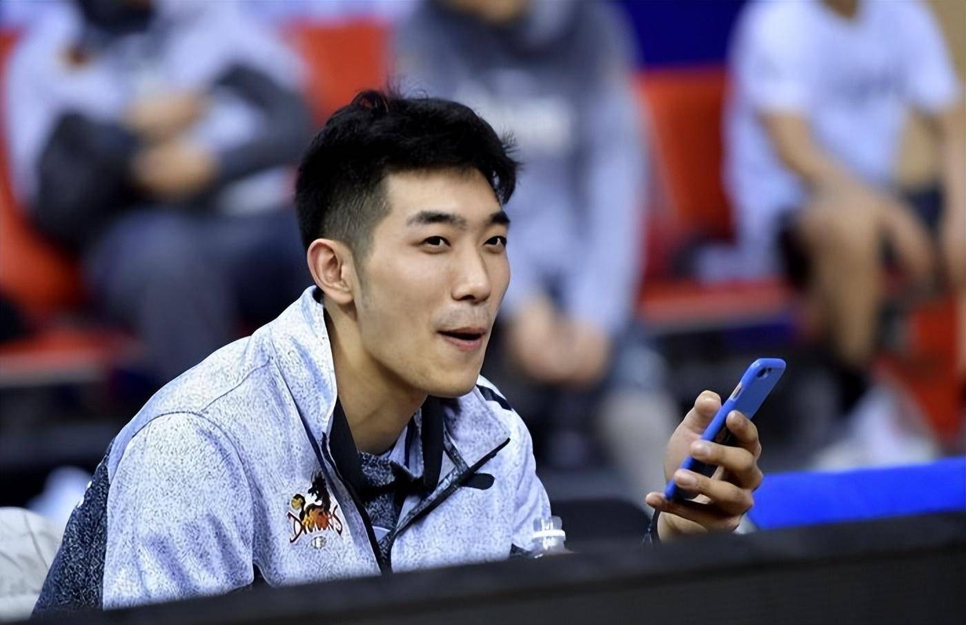 吴冠希陪爱妻张常宁香港购物,穿着时尚回头率超高,夫妻终于团聚