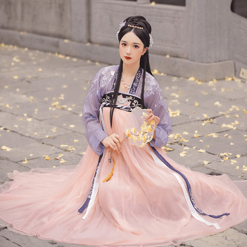 跪地式:跪地时,通过转圈让裙摆散开,再跪下,创造唯美的裙摆效果.