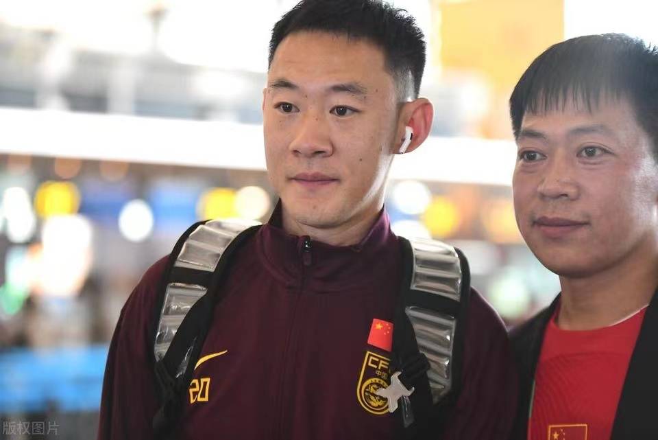 进自从里皮担任国足主教练时期起已经经历了四位教练分别是里皮,李铁