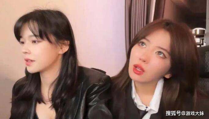 呆妹儿用手机直播翻车,油光满面被吐槽,颜值被一旁的沫子碾压