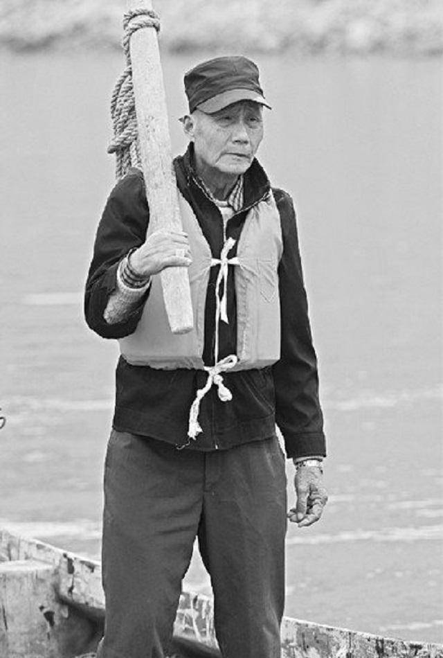 长江捞尸人:50年打捞400多具尸体,又脏又臭又晦气