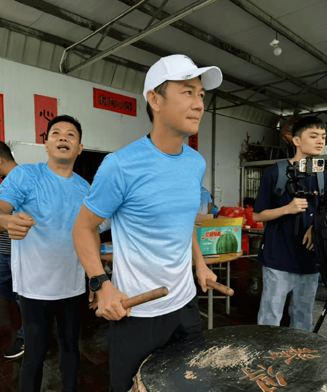 61岁港星张兆辉佛山参加龙舟比赛！胸肌若隐若现，女儿撞脸钟嘉欣-张兆辉祖籍三水