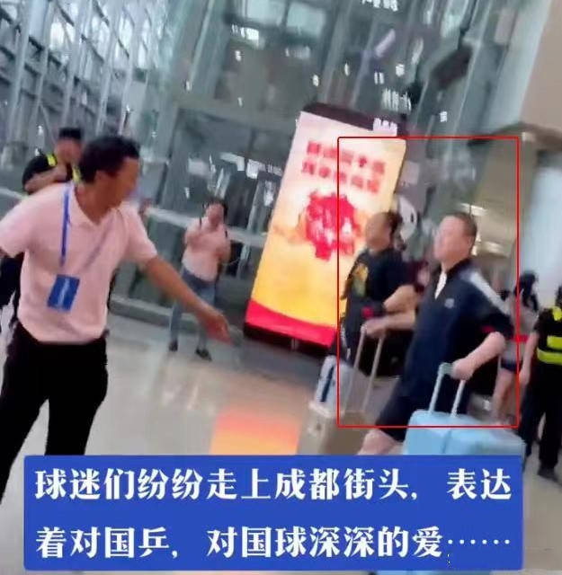 原创            质疑奥运名单，王曼昱球迷蹲点机场质问马琳，谁注意马琳反应-王曼昱为啥是奥运会替补
