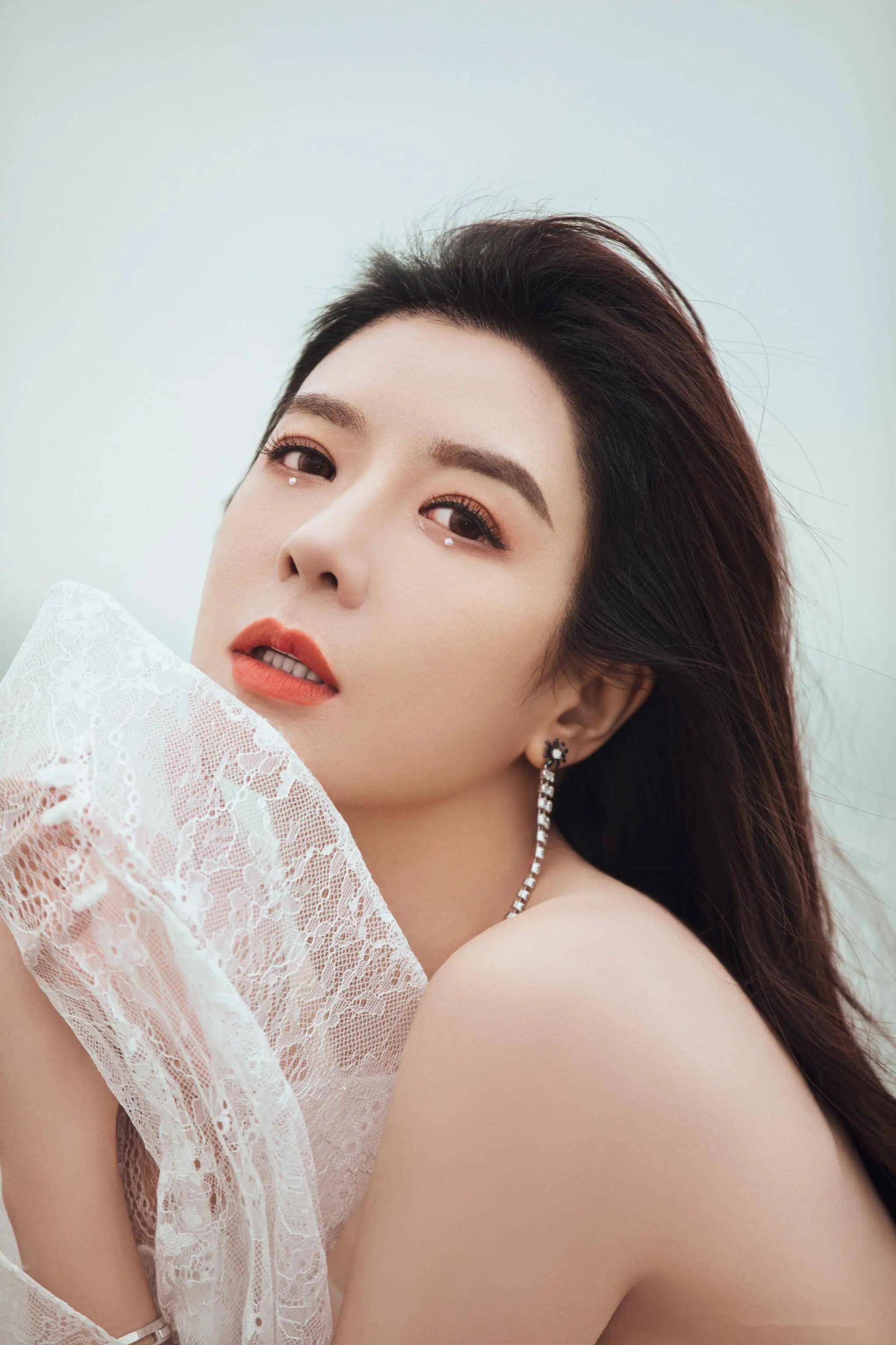 周韦彤写真曝光,美貌与魅力并存,女神的风采让人难以自拔!