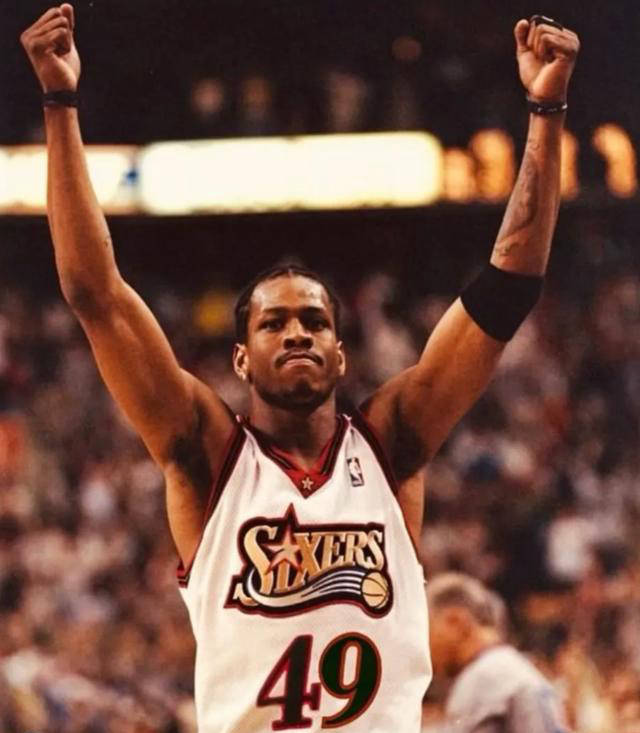 艾弗森49岁生日庆祝,社交媒体晒出76人时期旧照!
