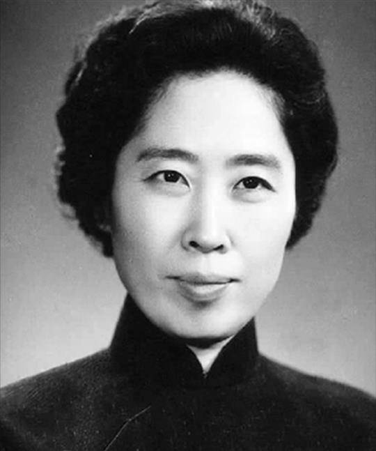 王光美追悼会:93岁的谷牧坚持坐轮椅送别,儿子刘源行最后的军礼