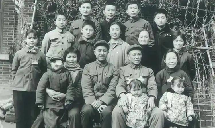 全家福谁知道,小儿子的话还没说完,就被许曼云打断了:"喊什么喊,我不