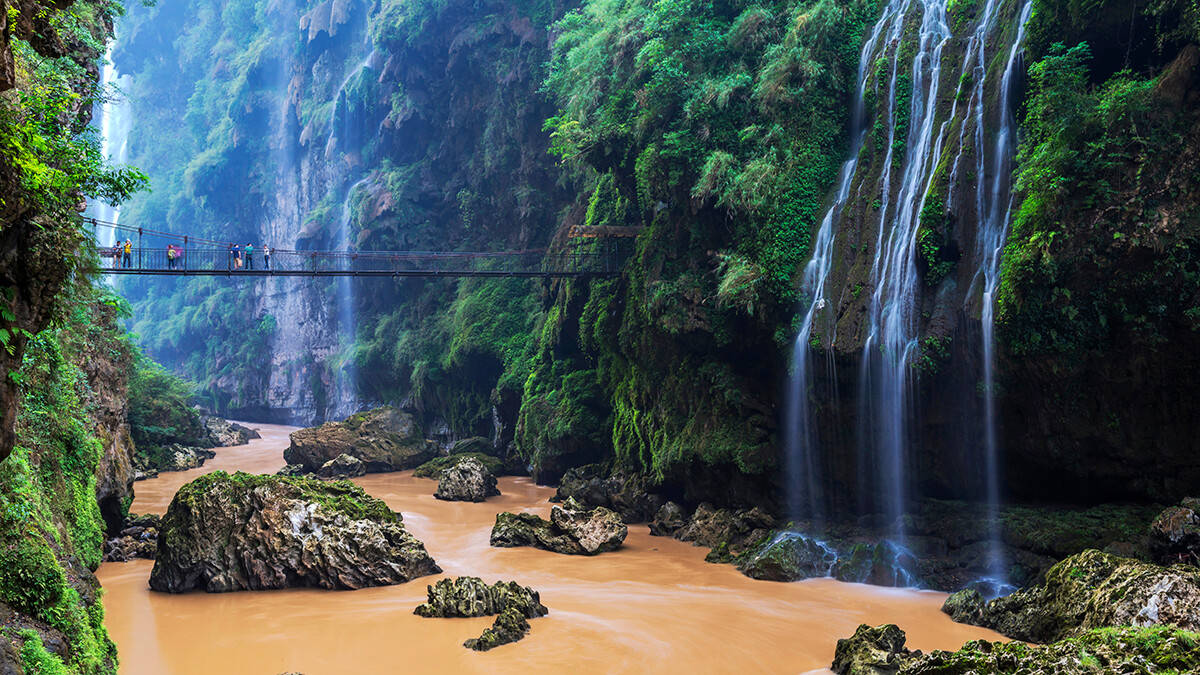 桃源河桃源河景区以其湍急的河水和独特的漂流体验而闻名,被誉为"