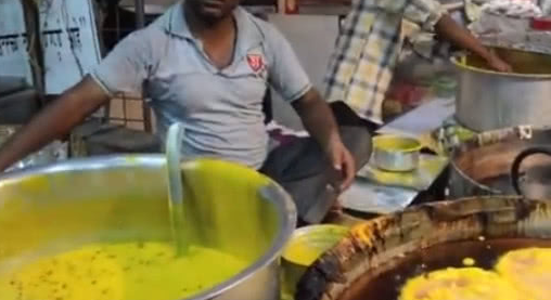   引起 去印度旅游，花8块钱买这种“异域小吃”，刚吃一口就受不了了！ 