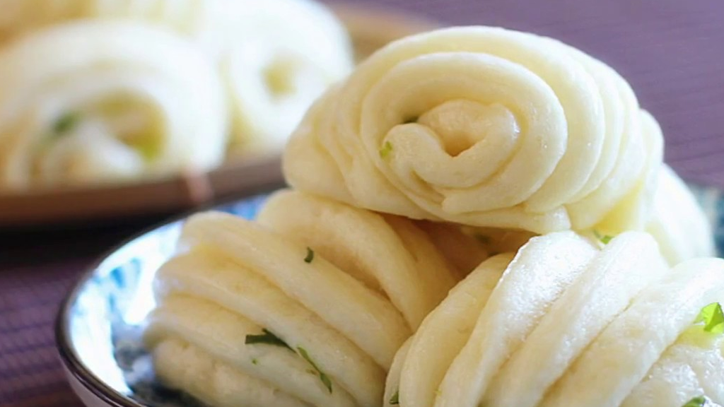 做法简单的椒盐葱花卷,在家也能蒸,咸香松软,可比馒头好吃!