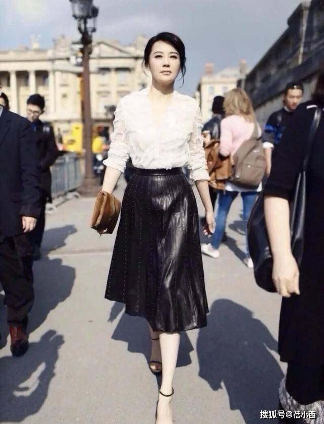 55岁许晴太显年轻!穿粉色连衣裙去度假,剪了齐肩短发嫩得像24岁