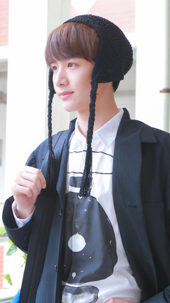 十二星座的专属男神同桌,狮子座是偶像练习生蔡徐坤,舞台的王者