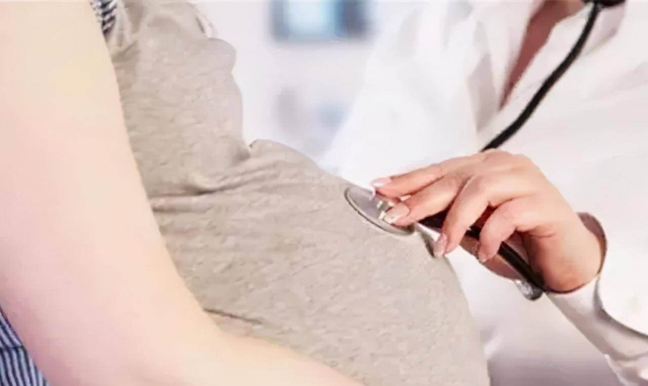 2017年南宁93厘米袖珍女怀孕37周,蜗居10平米出租屋,后冒死产子