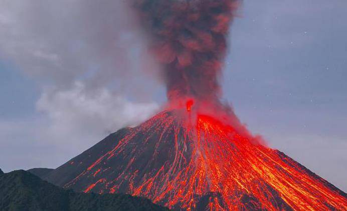 源源不断的火山熔岩和火山灰足足持续了3个多月
