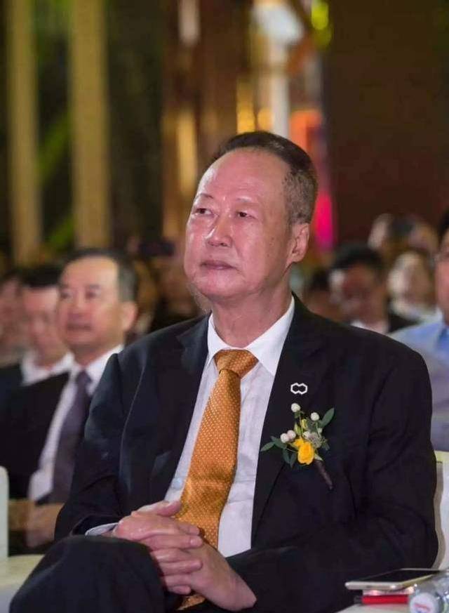 深圳地产大亨,儿子结婚给村民每人发五百红包,公司千亿却不上市