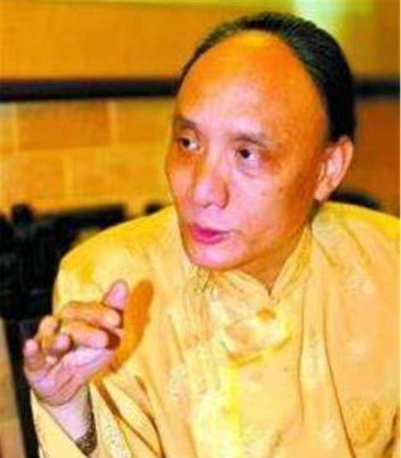 乾隆七世孙至今穿龙袍,手戴"帝王扳指",号召百官公开祭祖_爱新觉罗恒