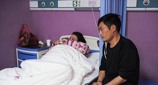 2017年因不孕遭前夫抛弃的女子,再婚后生下双胞胎,却高兴不起来