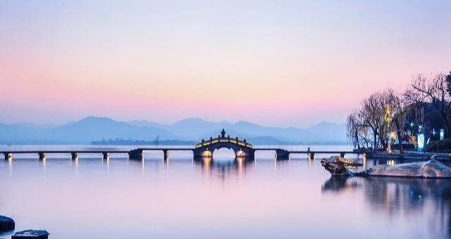 马致远也曾写过西湖,同样做了一个比喻:以西湖比西施.