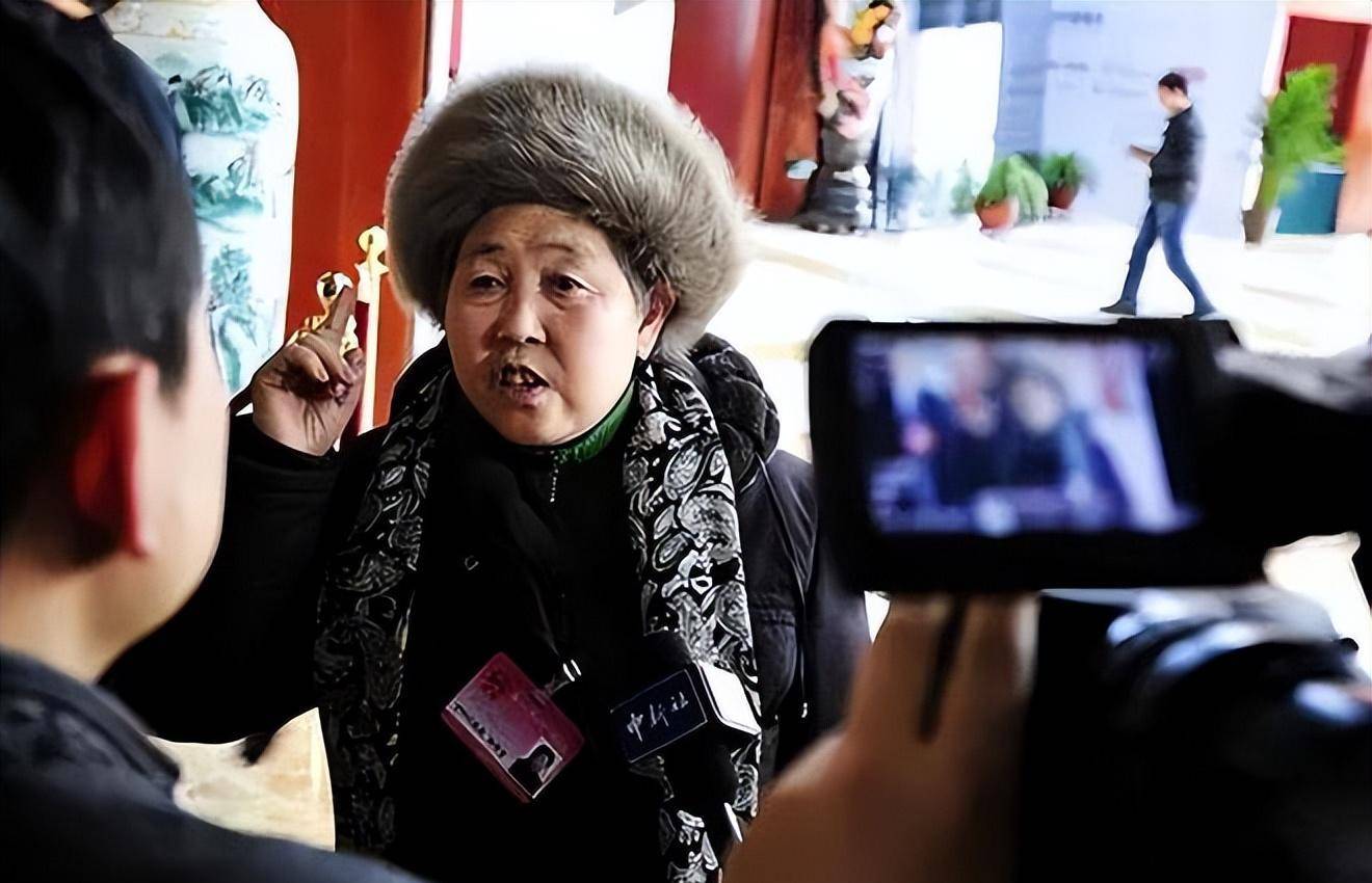 一个建烂尾楼,一个砸"老干妈"招牌,陶华碧被两个儿子坑惨了