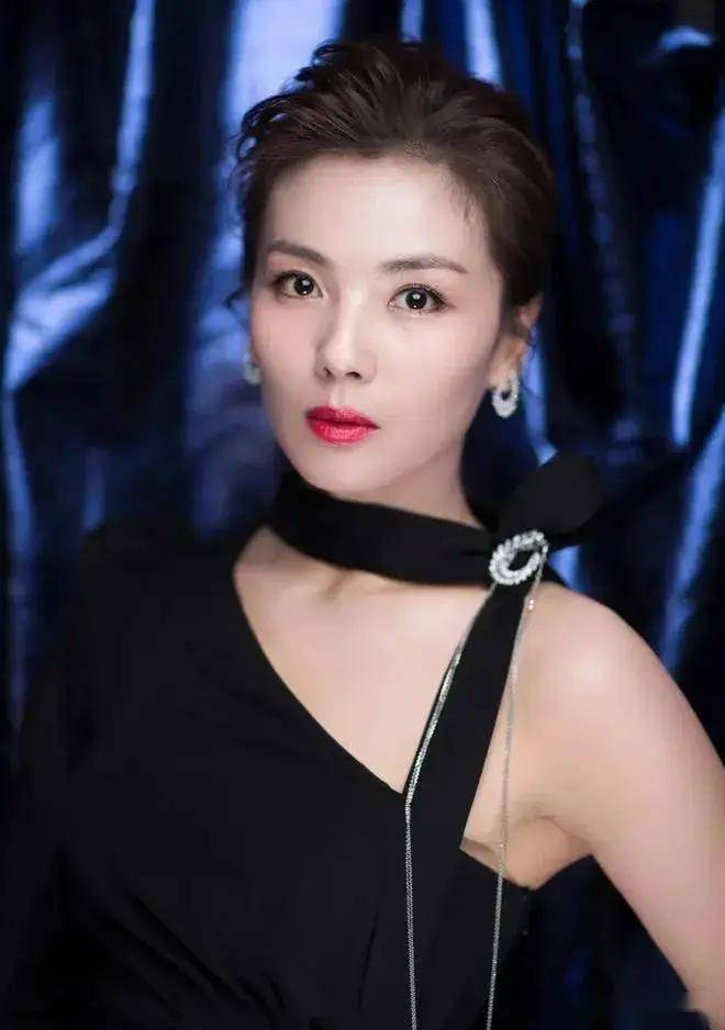 刘涛写真集震撼发布,45岁女神的美貌与魅力,让人无法抗拒!