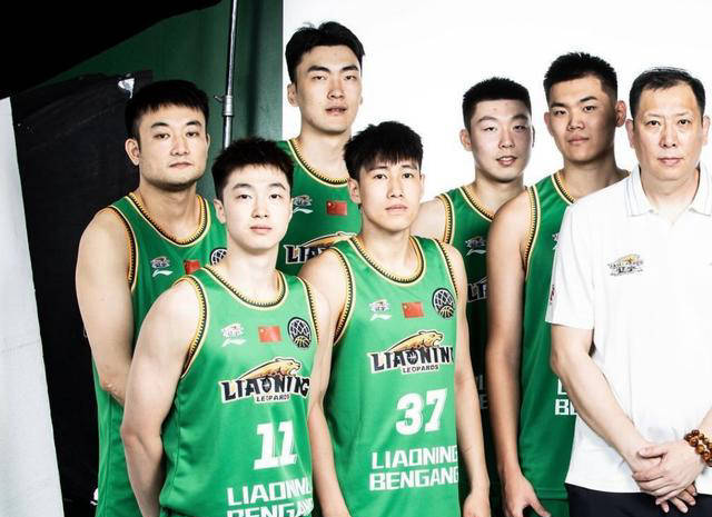 辽宁亚冠集体照:吴乃群c位领衔,黄秋实踮脚添趣