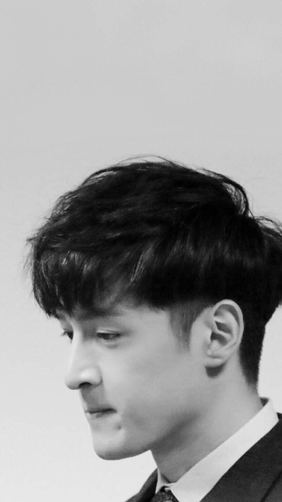 十二星座的专属男神同桌,狮子座是偶像练习生蔡徐坤,舞台的王者