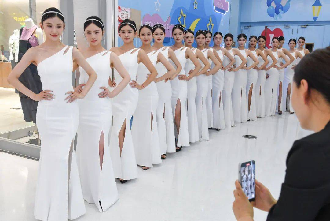 火辣上演!国际胸模大赛第二场海选,18位女神秒变蓝色妖姬