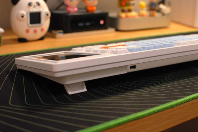 桌面新宠，搭载4.95英寸LCD彩屏的黑爵AKP815键盘，操作快人一等