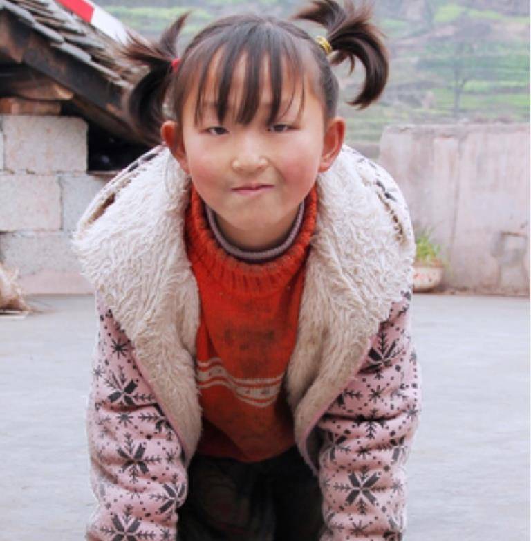 小山村里的双胞胎姐妹,长相相同却命运迥异,姐姐只能在地上爬行