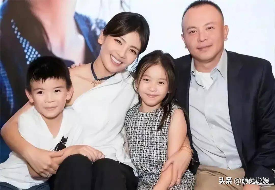 刘涛老公和儿女逛街被偶遇,15岁儿子高过爸爸,女儿背影酷似妈妈