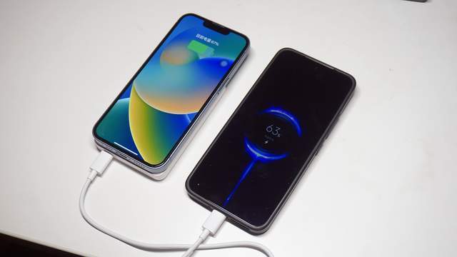 一个新的玩法,在给苹果手机无线充电时,居然还能用有线给小米手机充电