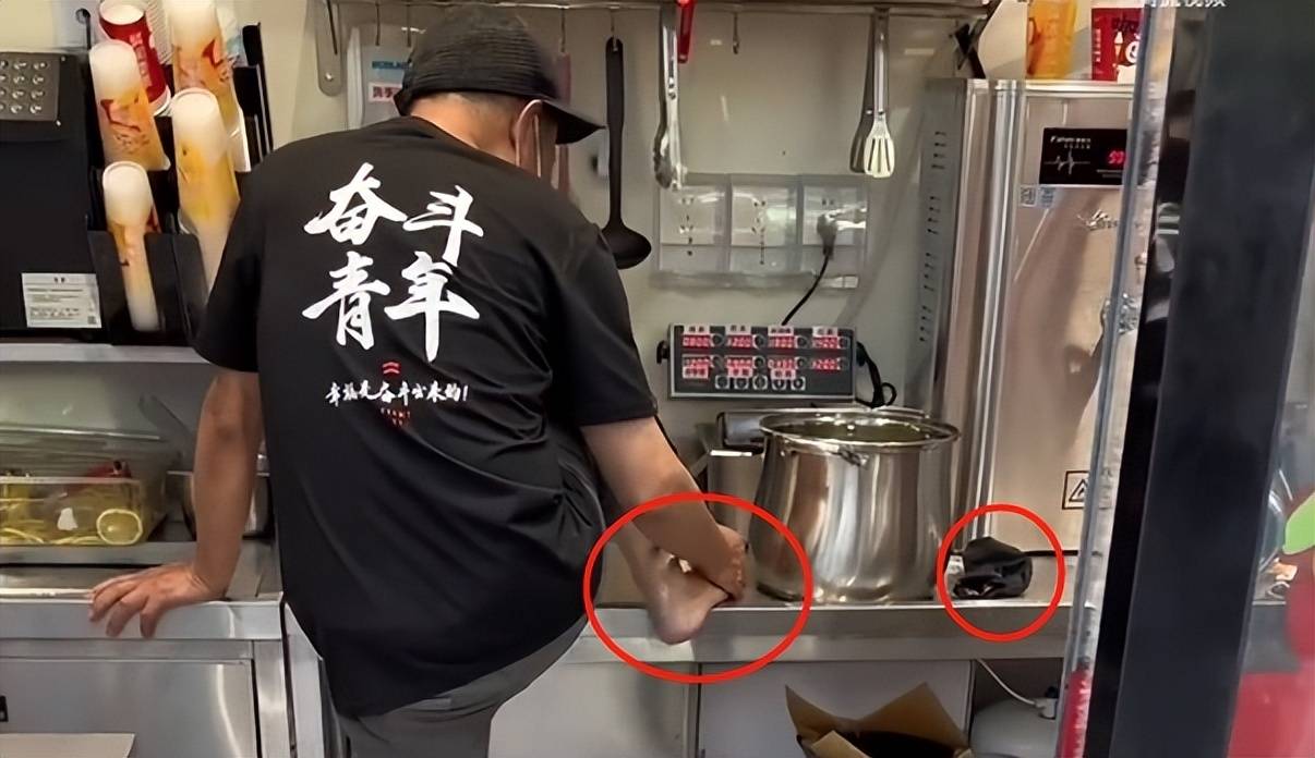 蜜雪冰城员工被曝在水池洗脚 食品安全问题成I