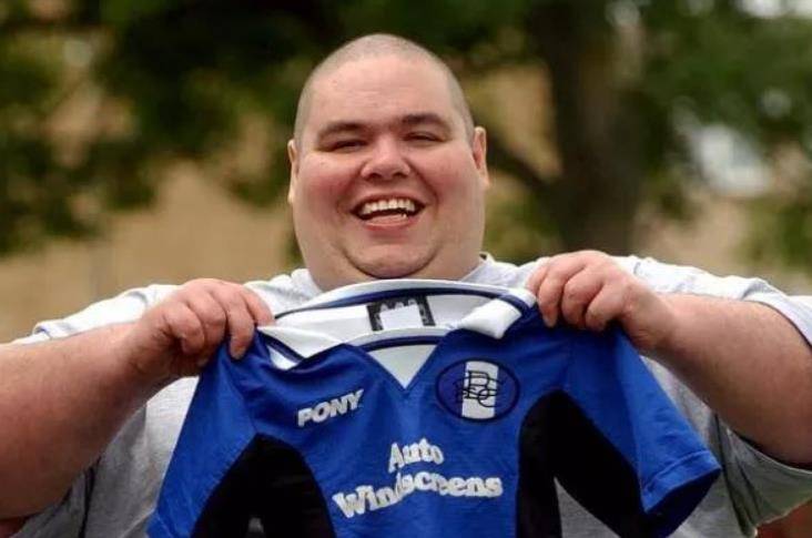 英国第一胖男,6年没离家,每天吃250碗饭热量,体重曾超800斤