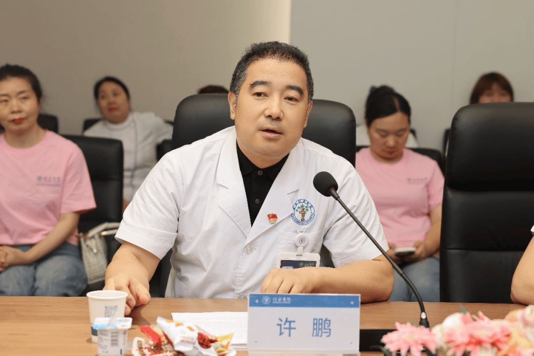 西安市红会医院副院长许鹏致辞,他对学员们在培训期间所取得的进步