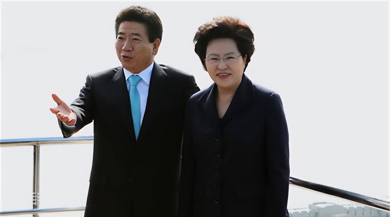 2009年韩国前总统卢武铉跳崖身亡后,儿子赴中国发展,女儿获刑