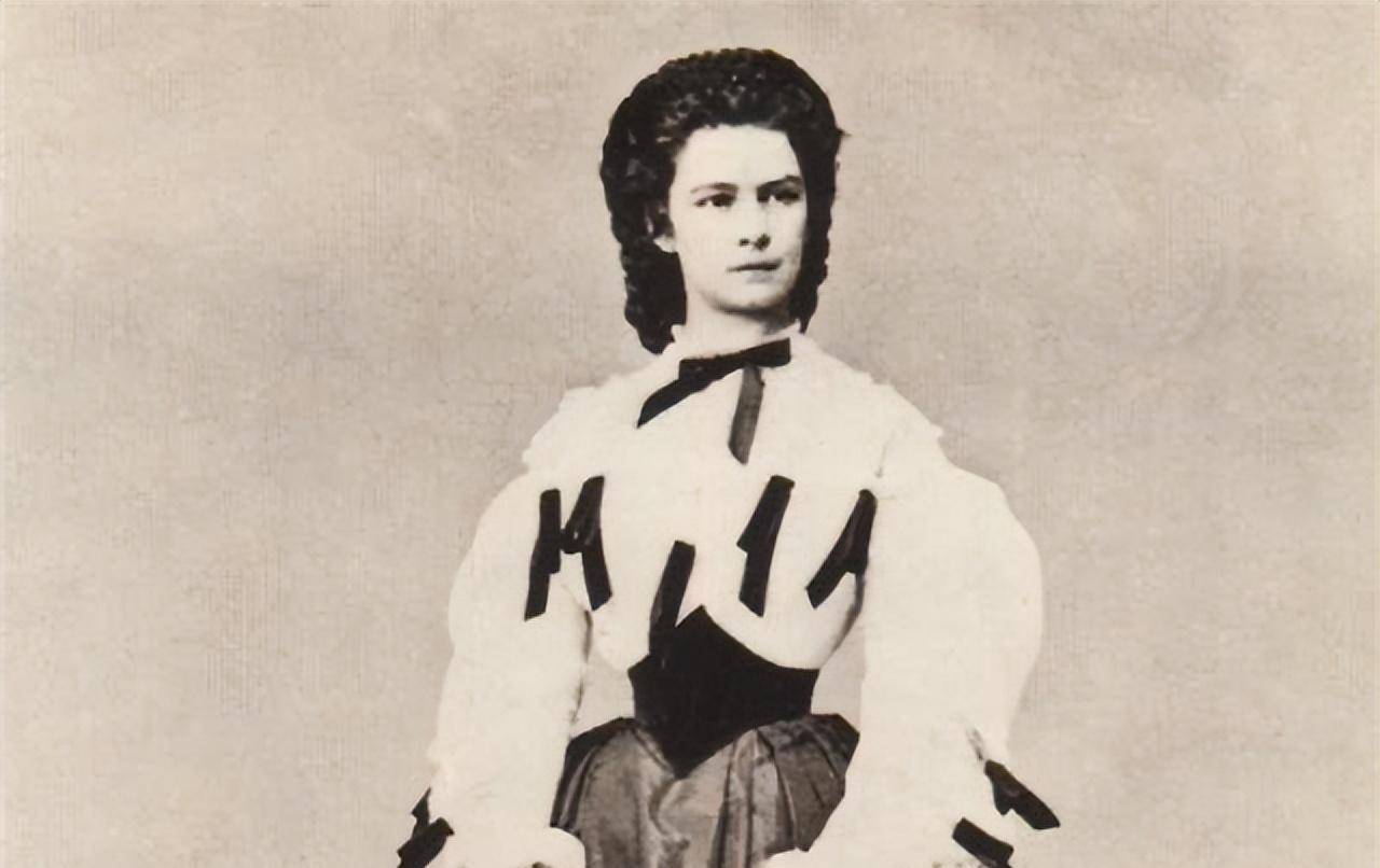 她被誉为欧洲百年第一美人,15岁嫁入皇室,61岁惨死于杀手刺杀