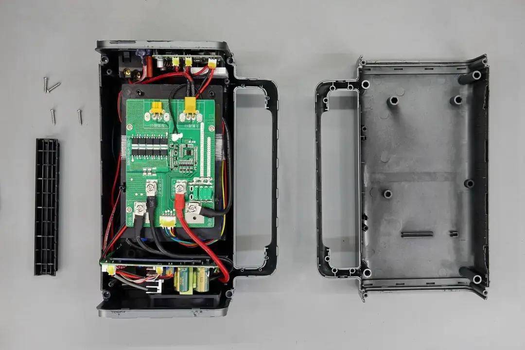 内置12节沃泰通磷酸铁锂电芯,羽博72000mah便携式储能电源拆解