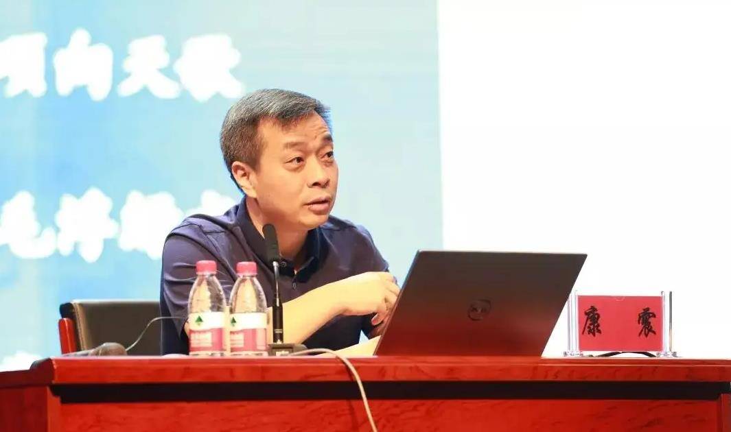 北师大教授康震:解读古诗词,现场写诗频翻车,真的是沽名钓誉?