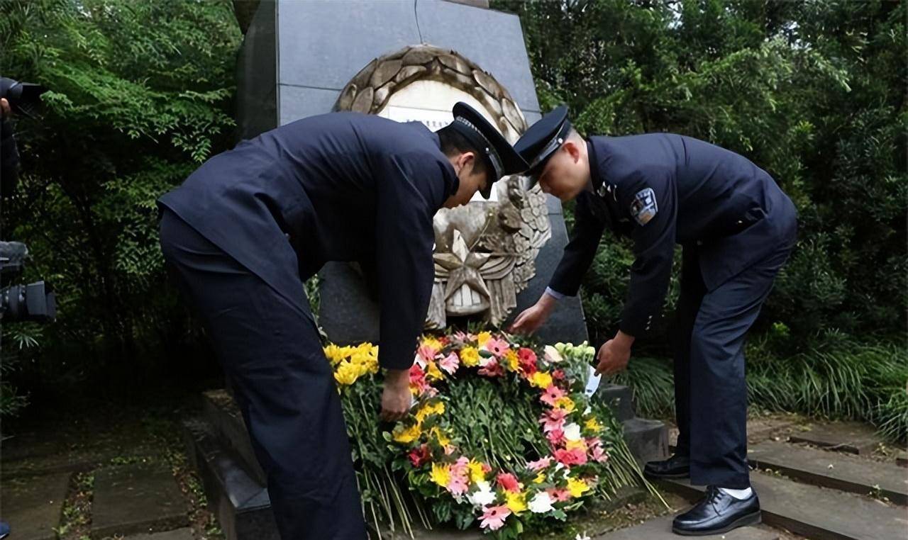 1999年,25岁烈士身中27刀,牺牲前想见妈妈,血衣成一级文物