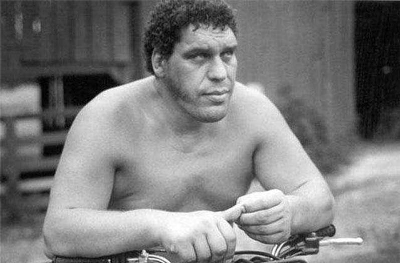 摔跤手安德烈,一次能喝147瓶啤酒,死后骨灰都有十多斤_父母_身高_拳击