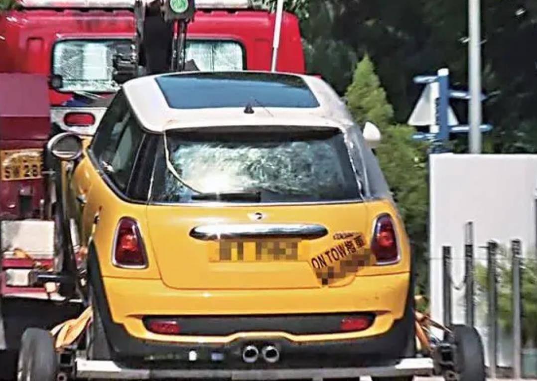 2015年,香港教授故意在车内放2个瑜伽球,妻女开车"意外身亡"